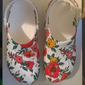 Floral baya clog crocs. M8/W10. Only worn once!